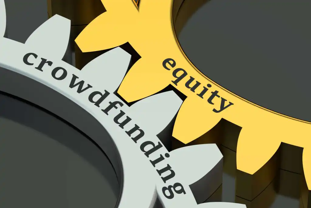 Two interlocking gears, one grey labeled crowdfunding and one yellow labeled equity, symbolizing the concept of equity crowdfunding and the connection between these financial mechanisms.
